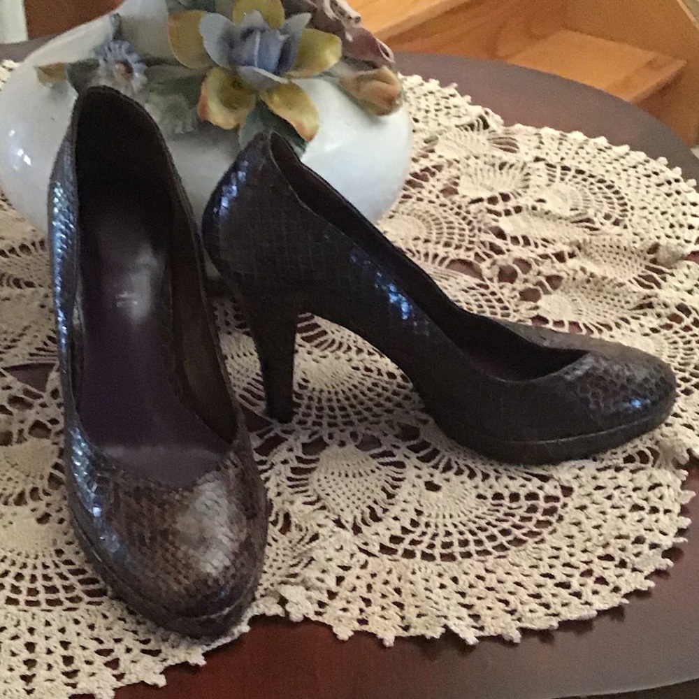 ⬇️Brown/black snake skin print round toe pump shoes